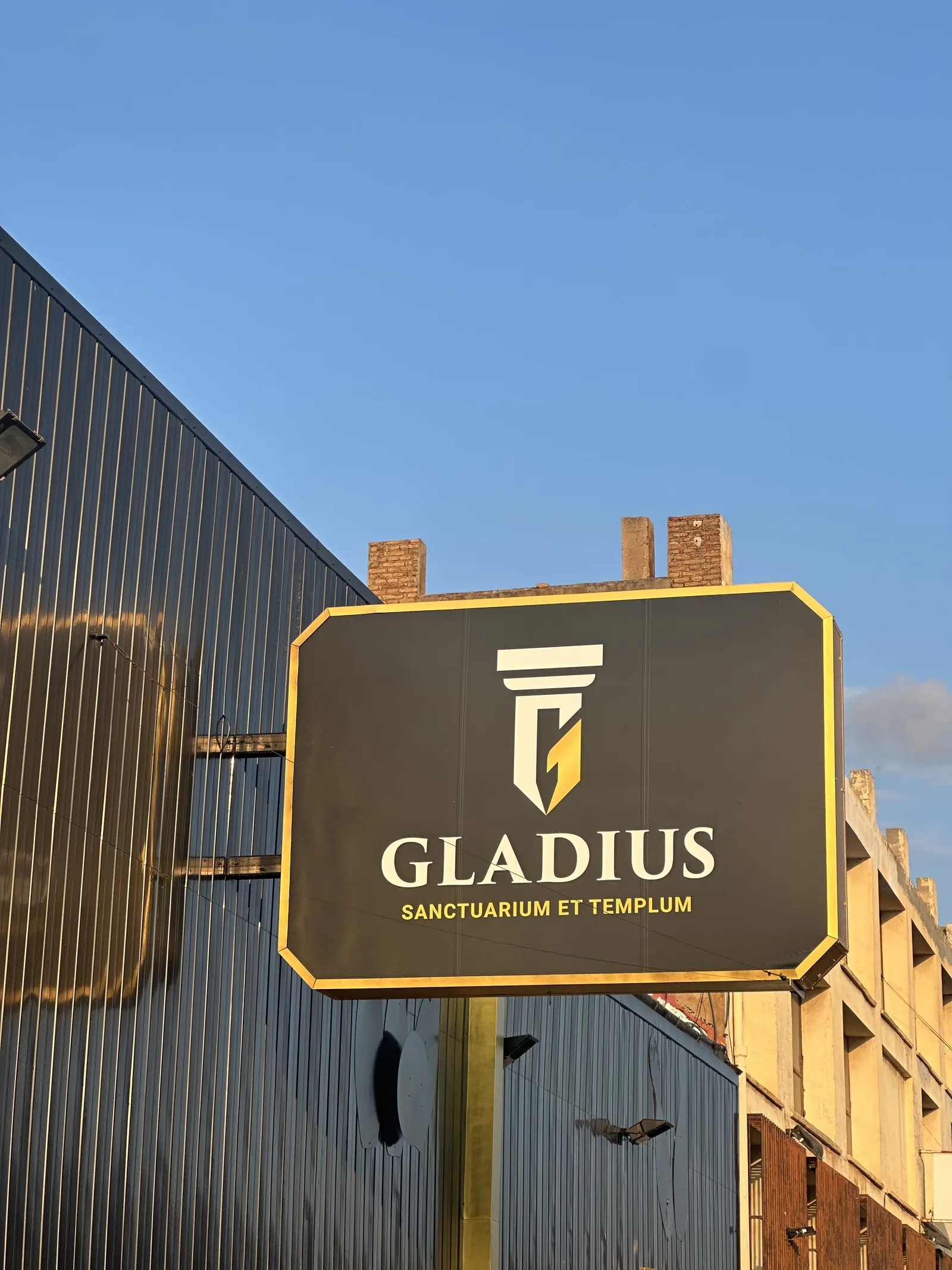 Rótulo de Gladius Gym en la fachada del centro, en Castellón