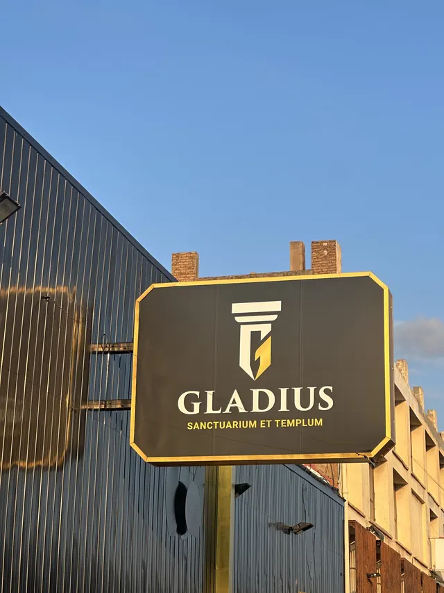 Rótulo de Gladius Gym en la fachada del centro