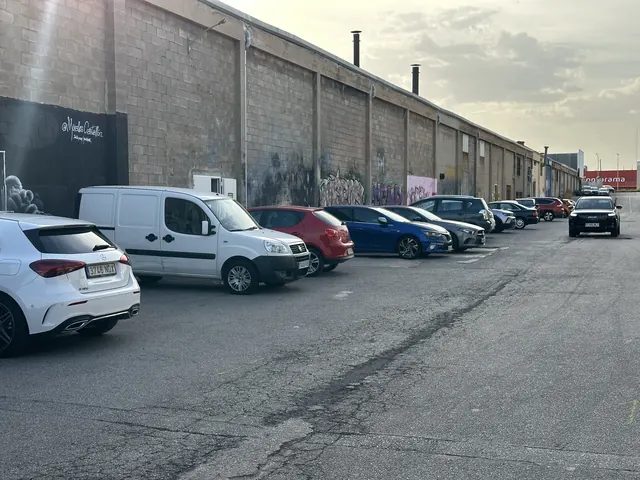 Aparcamiento libre junto a la entrada del gimnasio