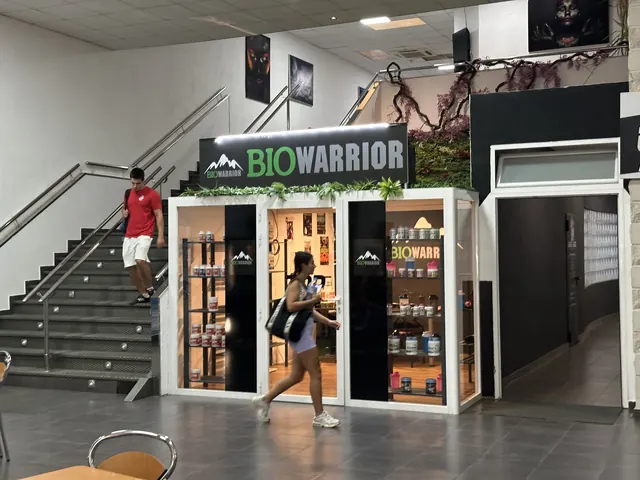 Escaleras de acceso a la planta superior junto a la tienda