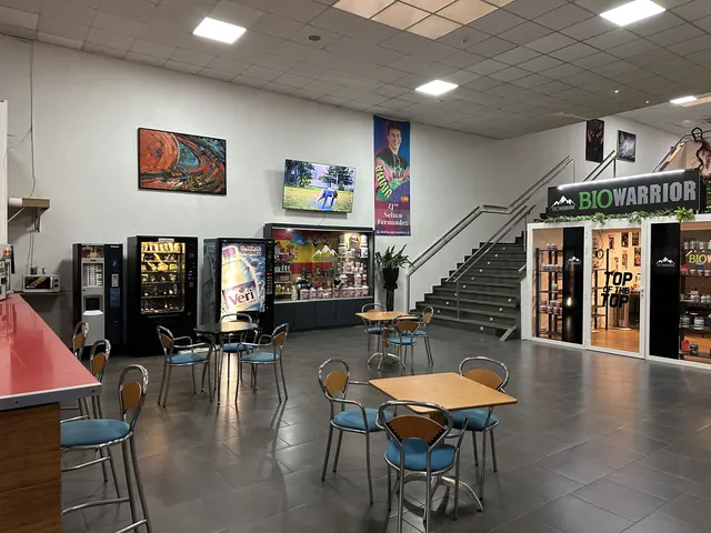 Zona de cafetería con máquinas de vending
