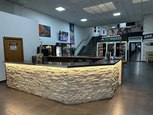 Barra de recepción y cafetería del gimnasio