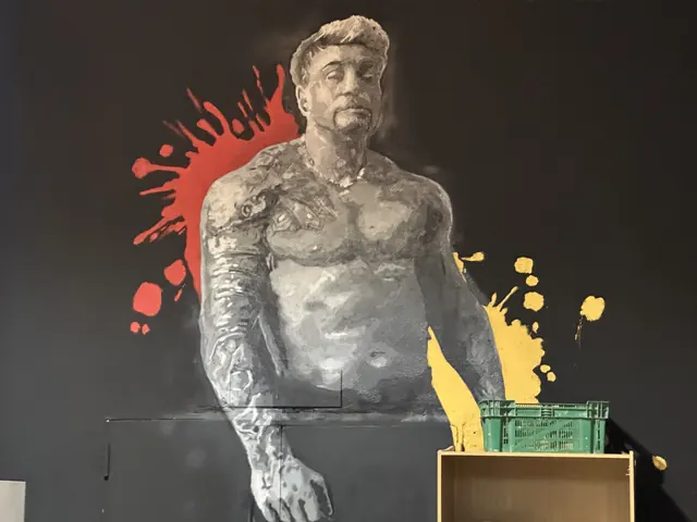 Mural de culturista en la sala de musculación