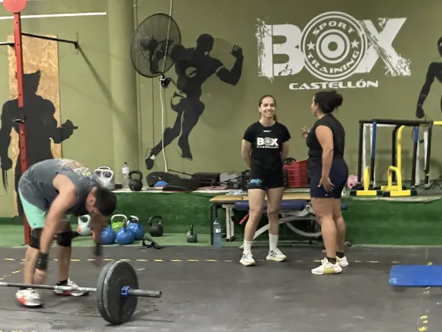 Entrenamiento con barras en la clase de Cross Training