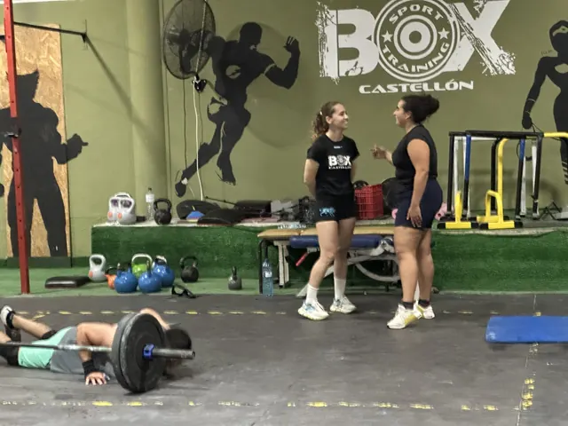 Alumnas y alumnos entrenando en el box de Cross Training
