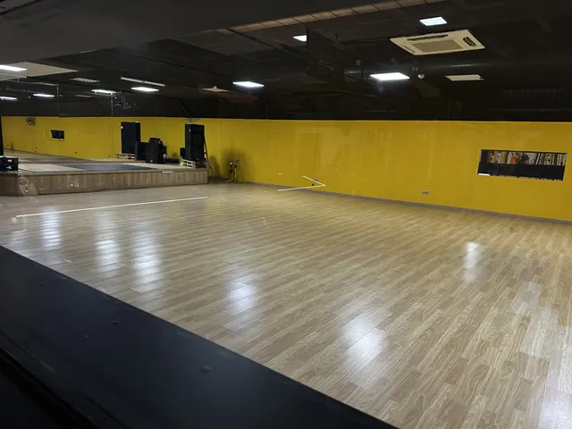 Sala de clases dirigidas con suelo de madera