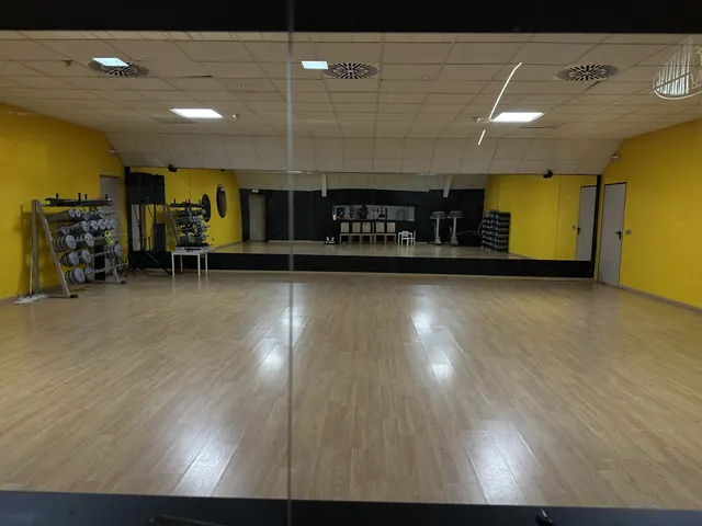 Sala de clases dirigidas con espejos