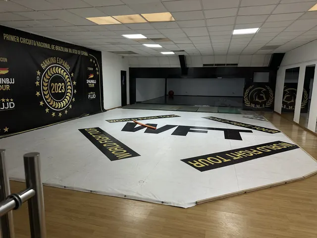 Sala de artes marciales con tatami