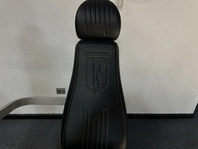 Banco de musculación con el logotipo de Gladius Gym grabado en el respaldo