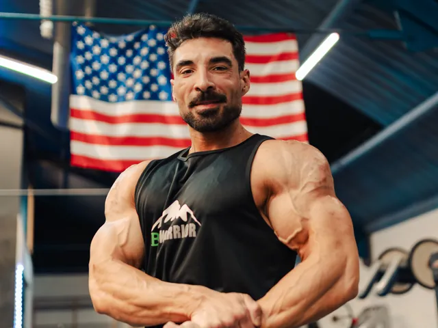 Socio posando tras entrenar en la sala de musculación de Gladius Gym