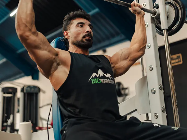 Entrenamiento de espalda en la máquina de jalón en polea alta
