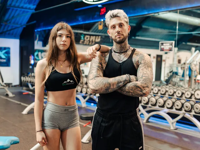 Dos socios en la sala de musculación de Gladius Gym