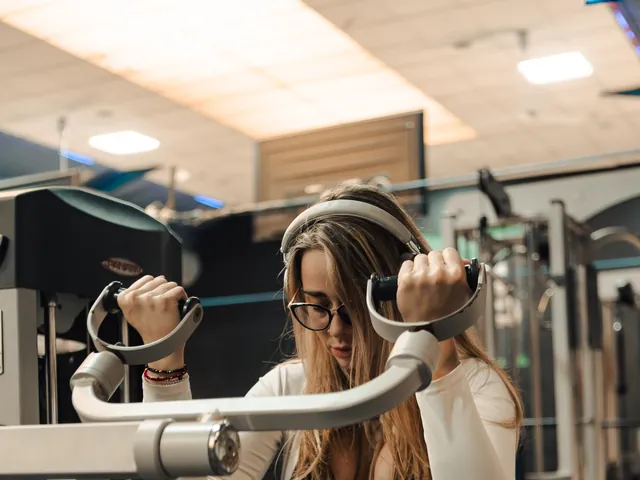 Socia entrenando pecho en máquina guiada