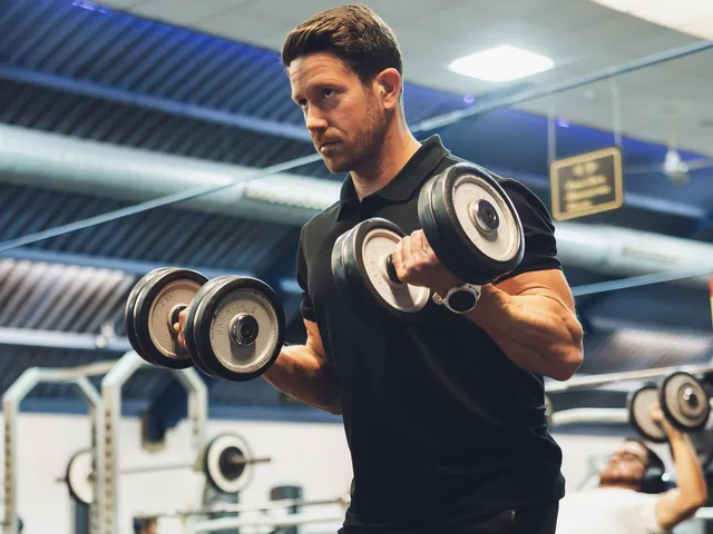 Curl de bíceps con mancuernas en la sala de musculación